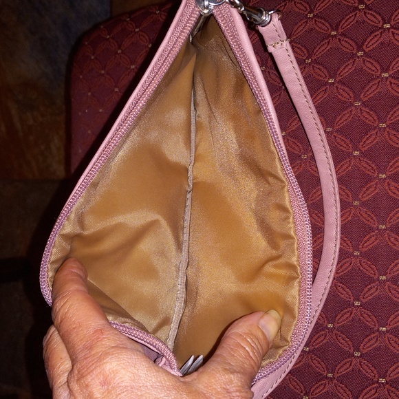 XOXO Wristlet/Purse - Picture 3 of 5